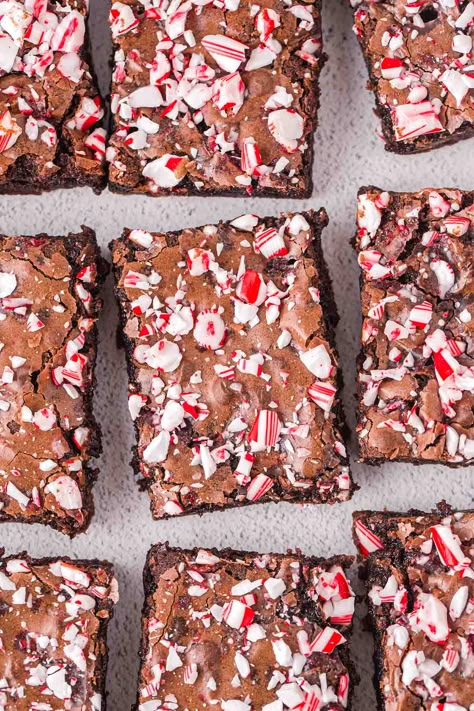 candy cane brownies cut into squares Chocolate Peppermint Fudge, Bake Snacks, Peppermint Treats, Peppermint Fudge, Easy Holiday Treats, Healthy Christmas Recipes, Microwave Fudge, Peppermint Cream, Peppermint Brownies