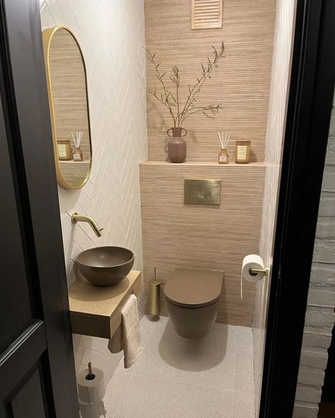 Sawiday ® Dé Sanitairwinkel van België Toilet Modern Luxury, Powder Bathroom Ideas, Wc Ideas, Small Downstairs Toilet, Toilette Design, Bathroom Design Styles, Royal Plaza, Toilet Room Decor, Wc Design