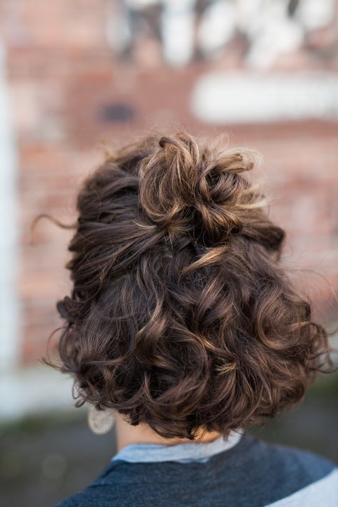 Half Up Short Wavy Hair, Curly Hair Top Knot Half Up, Homecoming Hair Short Curly, French Short Curly Hair, Healthy Short Curly Hair, Cute Curly Bob Hairstyles, Natural Curly Hair Messy Bun, Short Curly Hairstyles Color Ideas, Short Curly Bob Updo