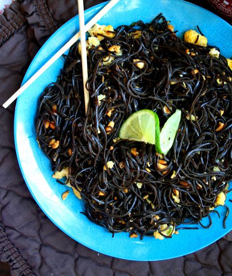 Black bean noodle pad thai! From http://the-nifty-cupcake.blogspot.com/ Thai Ingredients, Black Bean Pasta, Black Noodles, Black Bean Noodles, Bean Noodles, South Beach Diet Recipes, Salted Peanuts, Pad Thai Recipe, Bean Pasta