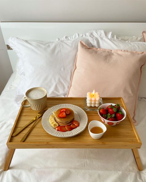 Cute Breakfast In Bed Ideas, Breakfast In Bed Tray Ideas, Pancakes In Bed, Breakfast In Bed Ideas For Boyfriend, Couple Breakfast In Bed, Romantic Morning Couple Breakfast, Luxury Breakfast In Bed, Breakfast Tray Ideas, Breakfast In Bed Aesthetic