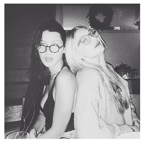 When They Both Sported Their Specs Gigi Hadid 2014, Sisters Goals, Bella Gigi Hadid, Hadid Sisters, Bella Hadid Outfits, Girl Gang, Model Life, Gigi Hadid, Pretty Little Liars