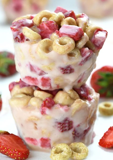 I love simple and easy recipes, with a few simple ingredients, like these White Chocolate Strawberry Cheerios Cups. You can make ahead a bunch of those yummy bites and grab a few whenever you are in a hurry and need something sweet and delicious to satisfy your sweet tooth. Peanut Butter Cheerios, Strawberry Keto, Baked Oatmeal Cups, White Chocolate Strawberries, Peanut Butter Granola, Cereal Treats, Baked Dessert Recipes, Chocolate Strawberry, Tasty Bites