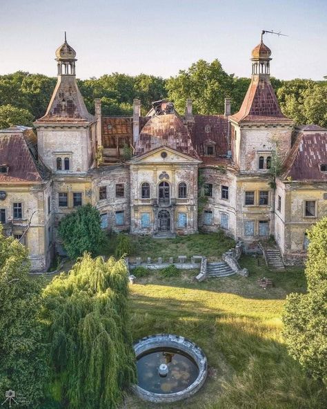 Baroque Castle, Abandoned Palace, Old Abandoned Buildings, Creepy Houses, Old Manor, Abandoned Mansion, Castle Mansion, Poland Travel, Abandoned Castles