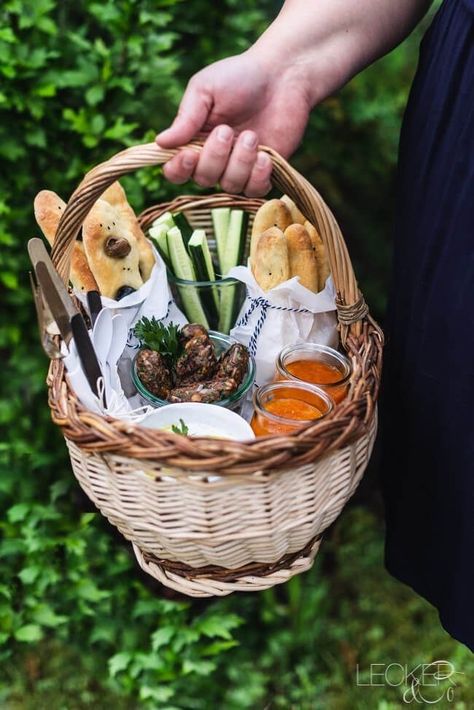 Romantic Picnic Food, Picknick Snacks, French Picnic, Picnic Planning, Breakfast Basket, Picnic Inspiration, Feta Dip, Picnic Birthday, Romantic Picnics