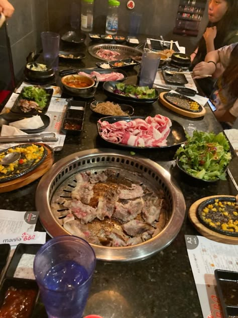 Samgyupsal With Friends, Kbbq Korean Aesthetic, Kbbq Korean, Girl Cooking, Korean Bbq, Desert Recipes, Shrek, Food Obsession, Korean Food