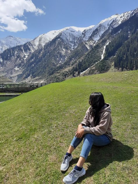 Aesthetic Pictures Of Mountains, Poses On Mountain Top, Trip Photo Poses, Poses In Mountain Women, Photoshoot On Mountain, Pics On Mountains, Poses With Mountains, Mountain Aesthetic Photos, Mountain Selfie Ideas