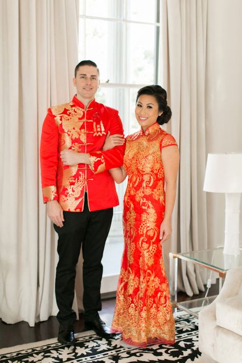 Gold Red Chinese Tea Ceremony Wedding - Captured by Arte De Vie Chinese Wedding Reception, Chinese Dress Traditional, Ceremony Wedding Dress, Chinese Style Wedding Dress, Chinese Wedding Photos, Tea Ceremony Wedding, Tea Ceremony Dress, Chinese Wedding Decor, Reception Backdrop