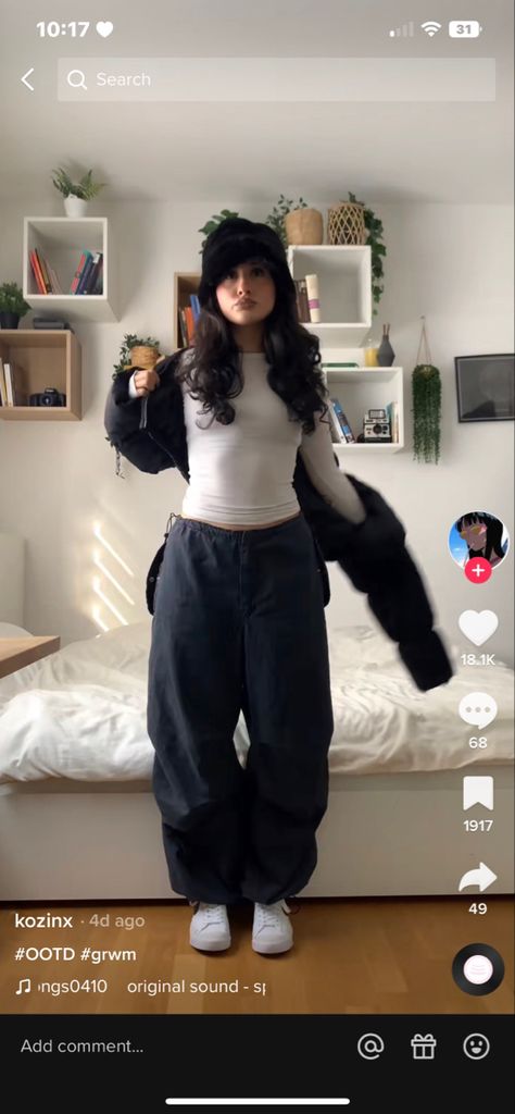 Petite Baggy Outfit, Sweatpants Cargo Outfit, Tight Top Loose Pants Outfit, Baggy Pants Winter Outfit, Baggy Sweat Pants Outfit, How To Style Baggy Sweatpants, Baggy Sweats Outfit, Tight Shirt Loose Pants Outfit, Tight Top Baggy Pants Outfit