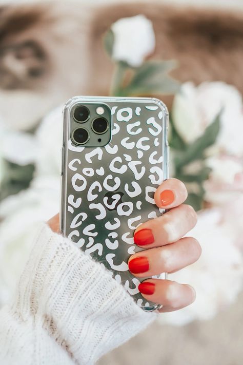 DIY Leopard Print Phone Case with Adhesive Vinyl | If you’ve ever looked at Cricut projects on Instagram or Pinterest, you’ve probably noticed just how many different things you can do with a Cricut.In fact, it can be a bit overwhelming! You may be wondering, what can the Cricut actually do? How is it helping people achieve so many epic projects, from crafts, to home decor, to hoodies? Circuit Phone Case Ideas, Cricut Phone Cases Vinyl Decals, Vinyl Phone Case Ideas, Cricut Phone Case Decals, Phone Case Vinyl Ideas, Cricut Iphone Case, Cricut Iphone Case Vinyl Decals, Cricut Phone Case Ideas, Diy Clear Phone Case Ideas