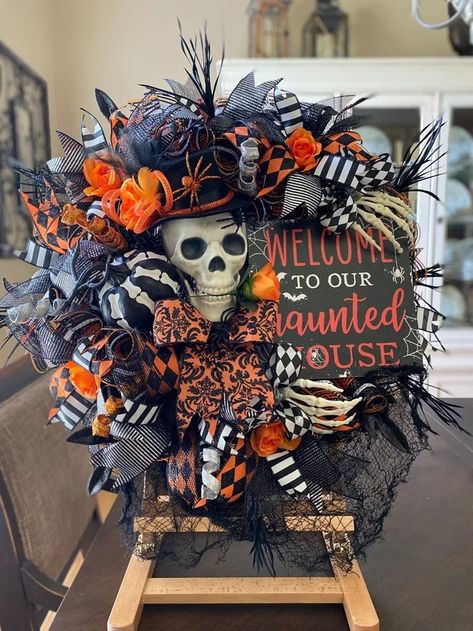 ChloeandMollyWreaths - Etsy Scary Wreaths, Timeless Centerpieces, Halloween Wreath Ideas Diy, Rv Halloween, Halloween Skull Wreath, Witch Decorations, Black Halloween Wreath, Halloween Swag, Holding Sign