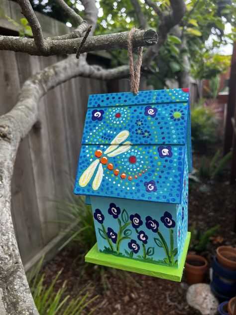 Hand Painted Birdhouses Ideas, Easy Bird House Painting Ideas, Painted Birdhouses Whimsical, Birdhouse Designs Paint, Painted Bird Houses Ideas Simple, Painted Birdhouses Ideas, Cute Bird House Painting Ideas Easy, Cute Birdhouse Painting Ideas Easy, Funky Birdhouses