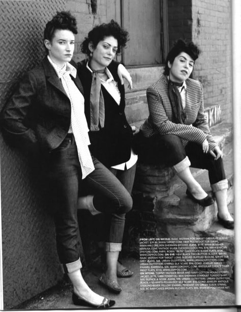 teddy girls - british style, created by working class working people / adopted mens wear that had an Edwardian flavor: longer jackets Greaser Girl, Teddy Girl, Modern Street Style, Teddy Boys, 1950s Style, Neue Outfits, 1950s Fashion, Girl Gang, Style Dresses