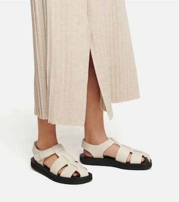 Fisherman leather sandals in white - The Row | Mytheresa White Sandals Outfit, Sandals 2023, Sandals Outfit, Fisherman Sandals, Sandals Brown, Brown Leather Sandals, Buckle Shoes, White Sandals, Slingback Sandal