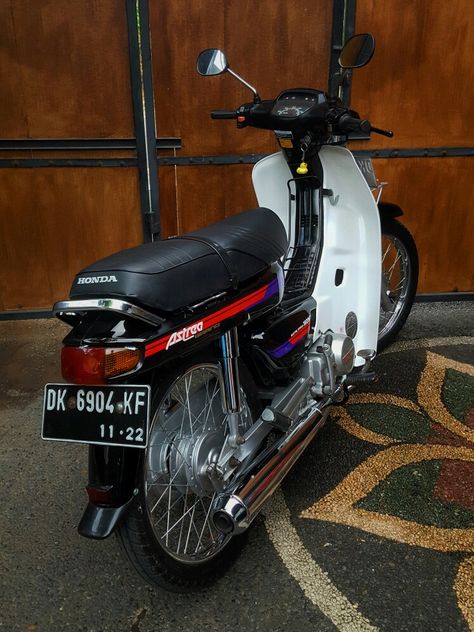 Semeton Astrea Bali.   Honda Astrea Grand 91. Honda Grand Buntut. Honda Jadul. Klasik. Classic. Astrea Grand, Sr 500, Motor Klasik, Small Motorcycles, Honda Super Cub, Touring Motorcycles, Honda Cub, Fotografi Vintage, Cafe Racer Bikes