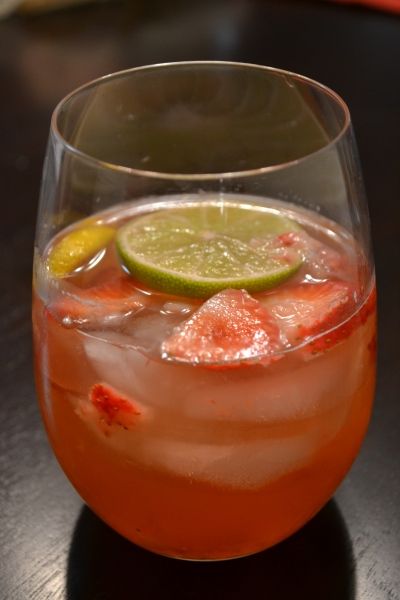 White Zinfandel Drinks, White Zinfandel Sangria, Zinfandel Wine, White Zinfandel, Sangria Wine, White Sangria, Sangria Recipe, Best Cocktails, Fruit Infused Water