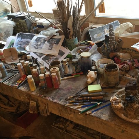 Art Studio Messy, Messy Art Studio, Messy Workshop, Artists Lifestyle, Workshop Aesthetic, Beachy Boho Style, Art Academia, Art Shed, Artist Workshop