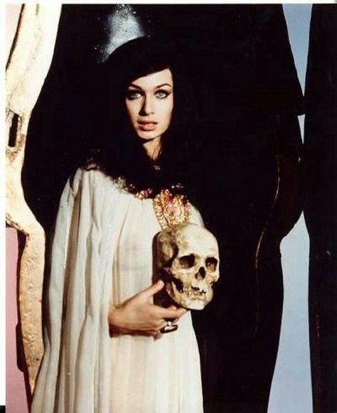 tumblr_nr07owRlqJ1td2rg5o1_500 Valerie Leon, Vintage Occult, Hammer Horror Films, Hammer Films, Famous Monsters, Vintage Witch, Classic Horror Movies, Classic Monsters, Scream Queens