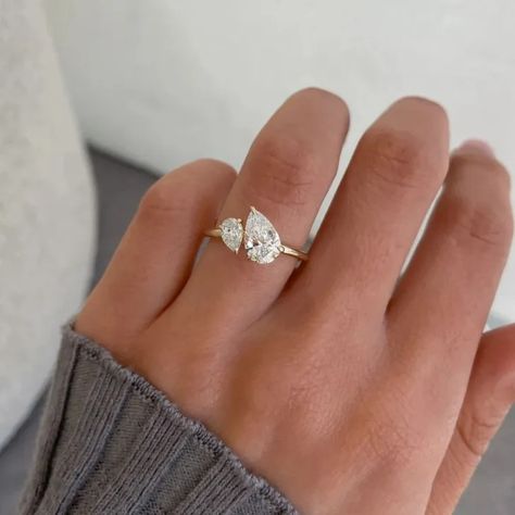 31 Prettiest Toi et Moi Rings We’ve Ever Seen - Complete Guide White Saffire Engagement Rings, Toilet Moi Engagement Ring, Two Stone Engagement Ring Silver, Tot Et Moi Engagement Ring, Toi Et Moi Engagement Rings With Band, Pear And Round Diamond Ring, Toi And Moi Rings, Cool Girl Wedding Ring, Toi Eat Moi With Wedding Band