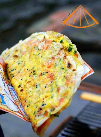 street food dans le monde | www.vietnamesefood.com.vn/fried-rice-pancakes Vietnam Street Food, World Street Food, Asian Vegetarian Recipes, Vietnamese Street Food, Banh Xeo, Viet Food, Vietnam Food, Scrambled Egg, Food Street