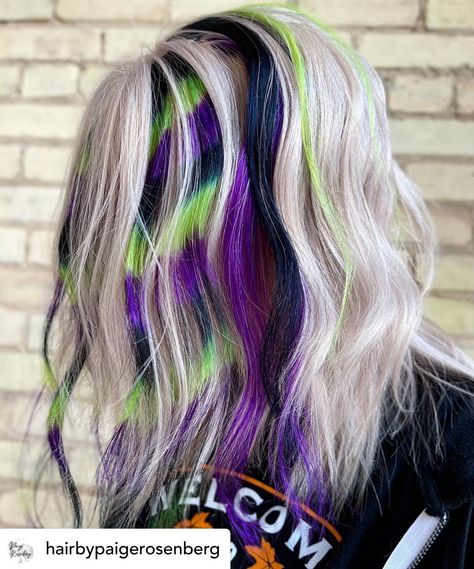 Gorgeous green, purple and black hair color for Halloween. Are you ready to get spooky? Whether you're looking for fun hairstyles for Halloween or Halloween hair color ideas, you'll get some serious hair inspo from this post! Here are 31 of the coolest, most creative Halloween hairstyles on the planet! Halloween Hair Color Ideas, Halloween Hair Color, Purple And Green Hair, Thanksgiving Hairstyles, Vivid Hair Color, Creative Hair Color, Hair Color Crazy, Fantasy Hair, Halloween Hair