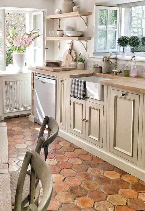 French farmhouse renovated kitchen by Vivi et Margot near Bordeaux, with reclaimed antique terracotta hexagon tile floor. Kitchen design by Neptune. Photo and design by Charlotte Reiss. French Country Interiors, French Farmhouse Kitchen, Makeover Kitchen, French Farmhouse Style, Country Kitchen Designs, French Farmhouse Decor, French Country Kitchens, French Country Living Room, Beige Kitchen