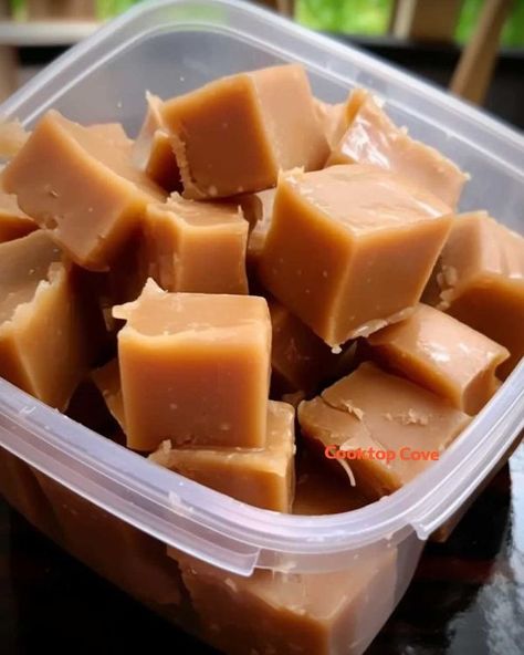 Oh my, this is so good, I almost didn't want to share it! Too addictive! Easy Candy Recipes, Bite Size Snacks, Fudge Ingredients, Salted Caramel Fudge, Fudge Recipes Easy, Caramel Fudge, Homemade Fudge, Candy Recipes Homemade, Christmas Candy Recipes