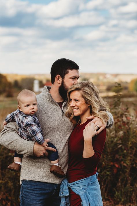 Fall Families Photos, Midwest Family Photos, Family Photo Shoot With One Year Old, Family Photo Poses 2 Children, Family If 3 Photos, 9 Month Family Pictures, Photography Inspiration Family, Family Poses With One Year Old, 6 Month Family Photos Fall