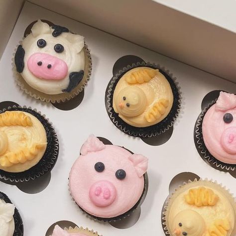 KB Sweets Shop on Instagram: "Farm Animal Cupcakes!  Lots of different piping tips were used for this farm set to celebrate a six year old’s special day! I think I like the pig the best. What’s your favorite? . . . . . #farmanimalcupcakes #farm #customcupcakes #farmbirthday #animalcupcakes #farmparty #6thbirthday #cowcupcakes #pigcupcakes #chickcupcakes #farmbirthdayparty #farmbirthdaytheme #customcupcakesnewlenox #kbsweetsshop" Hay Bale Cupcakes, Different Piping Tips, Farm Cupcakes, Cow Cupcakes, Farm Animal Cupcakes, Pig Cupcakes, Decorated Cupcakes, Farm Theme Birthday, Baby Farm Animals