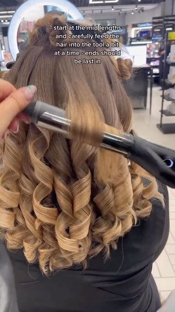 ghd hair on Instagram: "BOUNCY CURLS 101 with @ghdflannelsmeadowhall and ghd classic curl tong✍️ Treat yourself to 10% off wands and tongs for a limited time only 💝 #ghd #besthaircurler #satisfying #satisfyinghair #haircurltutorial" Tonging Hair Styles, Curling Tongs How To Use, Tongs Hairstyle Curls, Ghd Classic Curl Tong, Ghd Curls, Hair Tongs, Best Hair Curler, Ghd Hair, Barrel Curls