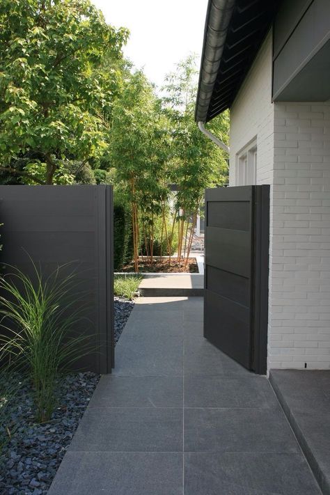 exterior / sidewalk Large Pavers, Moderne Have, Easy Fence, Outdoor Fencing, Black Fence, Garden Screening, Diy Fence, Modern Fence, Casa Exterior