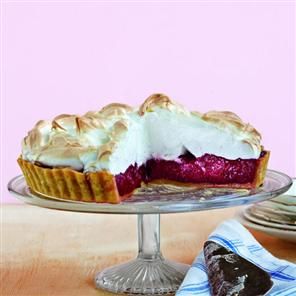 Instead of the traditional Lemon Meringue Pie, why not switch it with this Cherry Meringue Pie! Cherry Meringue, Queen Of Puddings, Raspberry Curd, Lemon Meringue Pie Recipe, Meringue Pie Recipes, Delicious Magazine, Lemon Meringue Pie, Meringue Pie, Sweet Pie