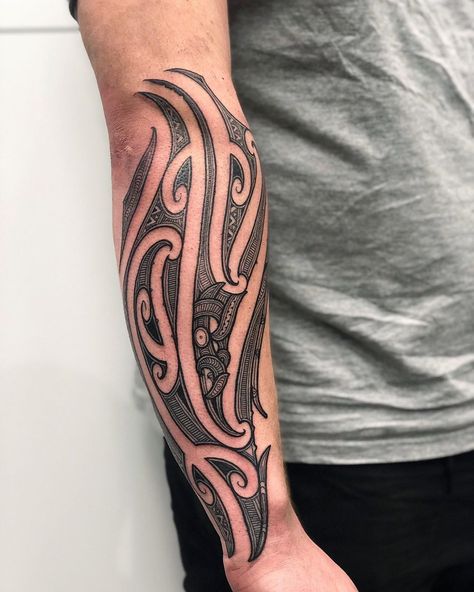 Otautahi Tattoo Christchurch on Instagram: “Check out the flow on this Ta Moko piece // Done by Brad // In the 03!! #tamoko #moko #maori #maoritattoo #māori #freehandtattoo…” Maori Hand Tattoo For Men, Ta Moko, Free Hand Tattoo, Maori Tattoos, Maori Tattoo Designs, Maori Designs, Half Sleeve Tattoos For Guys, Maori Tattoo, Graffiti Drawing