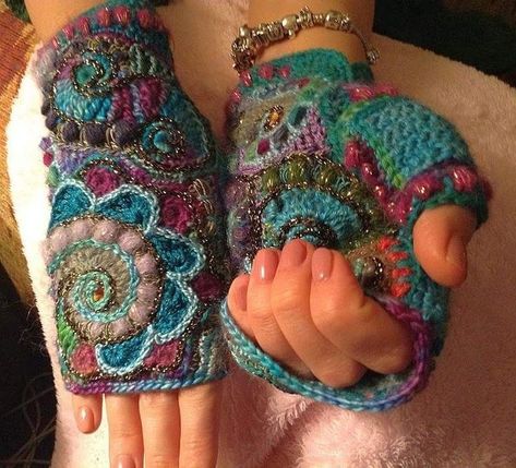 Crocheted Gloves, Crochet Freeform, Estilo Hippy, Mode Crochet, Crochet Gloves, Freeform Crochet, Crochet Fashion, Hippie Style, Crochet Crafts