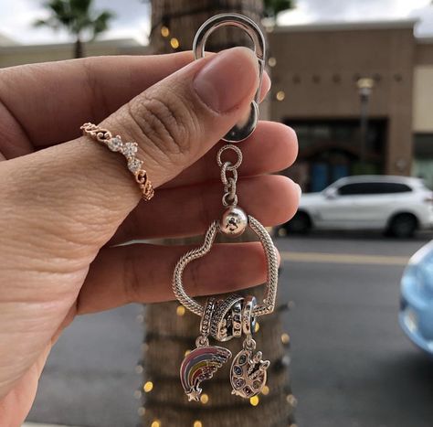 Pandora Keychain, Pandora Aesthetic, Pandora Jewlery, Pandora Bracelet Charms Ideas, Pandora Bracelet Designs, Pandora Jewelry Charms, James Avery Jewelry, Accesories Jewelry, Jewelry Accessories Ideas