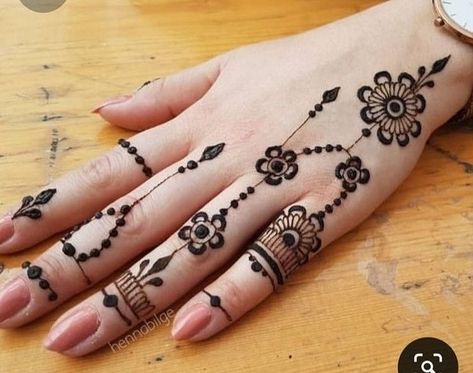 Asthatic Heena style❤️ Follow: @heena_by_haya0 Like, follow and share❤️ . . . . . . #art #artist #mahndidesign #mahndilover😍 #heenadesign #heena #newpost #post #loveislove #mahndiartist #artbyhaya Latest Henna Designs Front Hand, Arabic Mehandi, Small Henna Designs, Henne Tattoo, Jagua Henna, Henna Inspired Tattoos, Simple Mehndi Design, Tato Henna, Finger Henna Designs