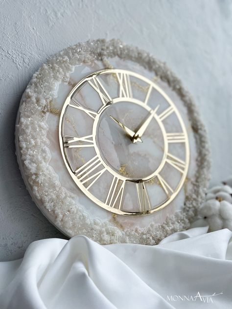 White Resin Clock, Unique Resin Art Ideas, Resin Art Clock, Geode Epoxy, Modern Wall Clock Design, Epoxy Wall, Clock Resin, Resin Wall Clock, Clock Design Ideas