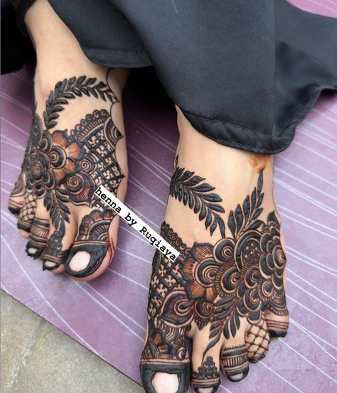 Pair Design Mehndi, Dubai Leg Mehendi Design, Side Leg Mehendi Design Simple, Mehandi Design For Leg, Back Side Mehendi Design Stylish, Leg Design Mehndi, Foot Mehndi Designs Unique, Legs Mehndi Design Simple, Leg Mehendi Design Unique