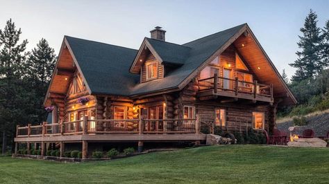 Handcrafted chink style log home designs are a great way to build a beautiful log cabin. Contact Caribou Creek to build your hand crafted luxury log home and ask about our unique non-settling construction. #chinkstyleloghome #loghomes #rusticcabin #luxurylogcabin # Cute Log Cabin Exterior, Log Ranch Style Homes, Luxury Cabin Homes Exterior, Dream Home Cabin, Log Building Ideas, Log Cabin Design Ideas, Log Cabin Outside, Cabin Style Homes Exterior, Log Cabin Style Homes