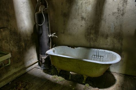 Italian Bedroom Aesthetic, Bathtub Aesthetic, 1940 Style, Dirty Room, Italian Bedroom, Medical Theme, Old Bathroom, Interior Paintings, Girl Interrupted