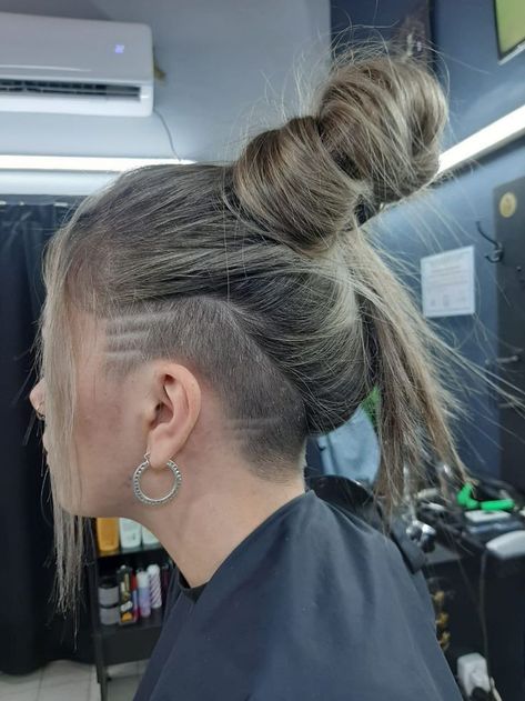 Female Undercut Long Hair, Undercut Long Hair, Half Shaved Hair, Shaved Side Hairstyles, Shaved Hair Designs, Short Hair Undercut, Shot Hair Styles, Undercut Hairstyles, Hair Dye Colors