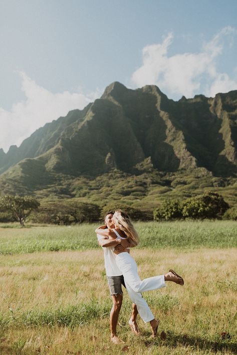 Kona Hawaii Elopement, Kauai Couples Photoshoot, Bali Engagement Photos, Bohemian Couple, Couples Photoshoot Hawaii, Hawaii Couple Photos, Surfing Engagement Photos, Mountain Couple Pictures, Hawaii Couple Outfit