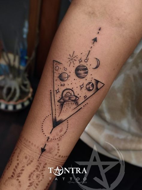 Sci Fi Tattoo Ideas, Spaceship Tattoo Design, Geometric Space Tattoo, Space Arm Tattoo, Tantra Tattoo, Anthony Tattoo, Girly Hand Tattoos, Outer Space Tattoos, Spaceship Tattoo