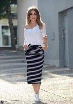 Striped Skirt Outfit, Adidas Superstars, Skirt And Top Dress, Long Skirt Outfits, Office Casual Outfit, White Striped Skirt, German Fashion, Maxi Skirt Outfits, Rock Outfit