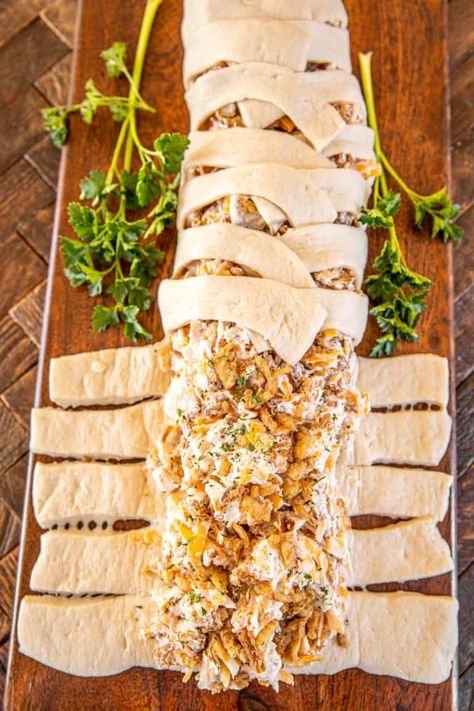 French Onion Chicken Braid recipe – we are obsessed with this quick meal! Pizza dough stuffed with chicken, sharp cheddar cheese, french onion dip, garlic, and french fried onions. SO easy to make! A great way to use up leftover chicken or even holiday turkey. We make this at least once a month. We love this for lunch, dinner, and as a party appetizer. Chicken Braid Recipe, Chicken Braid, Smothered Green Beans, Onion Dip Recipe, Onion Rolls, Sour Cream Dip, French Onion Chicken, French Onion Dip, Chicken Appetizers