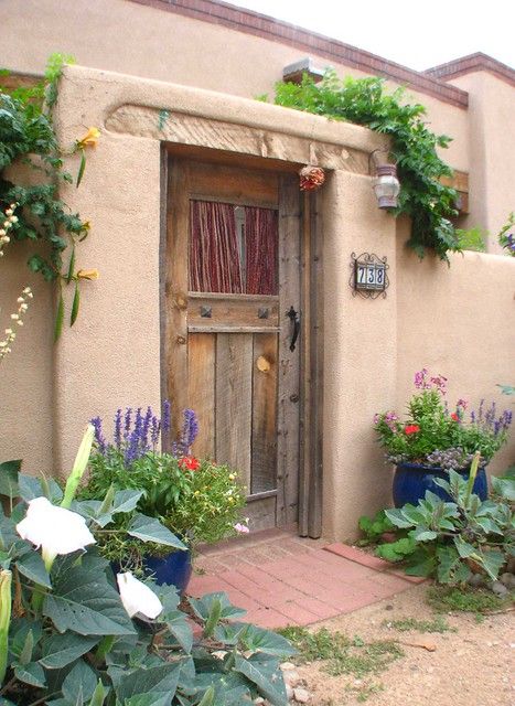 Back Door Steps, Door With Flowers, Mexican Beach House, Mexican Doors, Santa Fe Style Homes, Adobe Homes, New Mexico Style, Mexican Beaches, Spanish Mediterranean