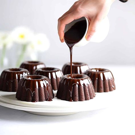 Filled Mini Bundt Cakes, Mini Chocolate Ganache Cake, Mini Chocolate Bundt Cake Recipe, Chocolate Cake Mini, Chocolate Mini Bundt Cakes, Chocolate Fudge Bundt Cake, Mini Chocolate Bundt Cakes, Fudge Bundt Cake, Simple Easy Desserts