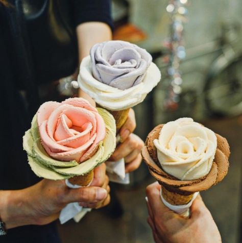 These gelato flowers are the next big food trend Dior Riviera, Amorino Gelato, Gelato Aesthetic, Ice Cream Flower, Best Ice Cream Maker, New Food Trends, Rose Ice Cream, Food Truck Wedding, Big Food