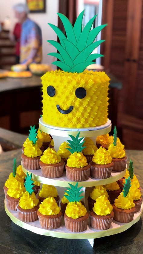 Hawaiian Theme Cupcakes Luau Birthday, Summer Party Cake Birthday, Hawaiian Cupcake Cake, Birthday Cake Pool Party Theme, Cake That Looks Like A Pineapple, Pineapple Cupcake Cake, Hawaiian Cake Ideas Luau Birthday Themed Cupcakes, Hey Bear Pineapple Cake, Luau Night Party