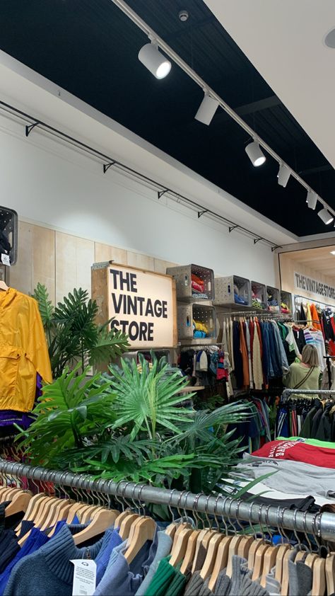 Cafe And Clothing Store, Thrift Store Interior, Thrift Shop Aesthetic, Vintage Clothing Display, Sale Aesthetic, Vintage Store Ideas, Design Cafe, Vintage Clothing Shop, Vintage Clothing Store